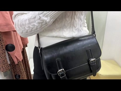 ❤️ Јавна мастурбација младе кучке ФералБерри са дилдом у соби за мерење Квалитет порно на sr.milf300com.ru ❌